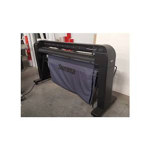 Le plotter à découpe tangentielle SUMMA 160cm nous permet de réaliser toutes les découpes mi-chair avec précision et rapidité.