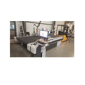 Notre table numérique de découpe ZUND permet une découpe précise. Elle dispose d'outils adaptés offrant une qualité de découpe optimale sur tous les supports : Alu-composite, PVC, vinyle, bâche ...
